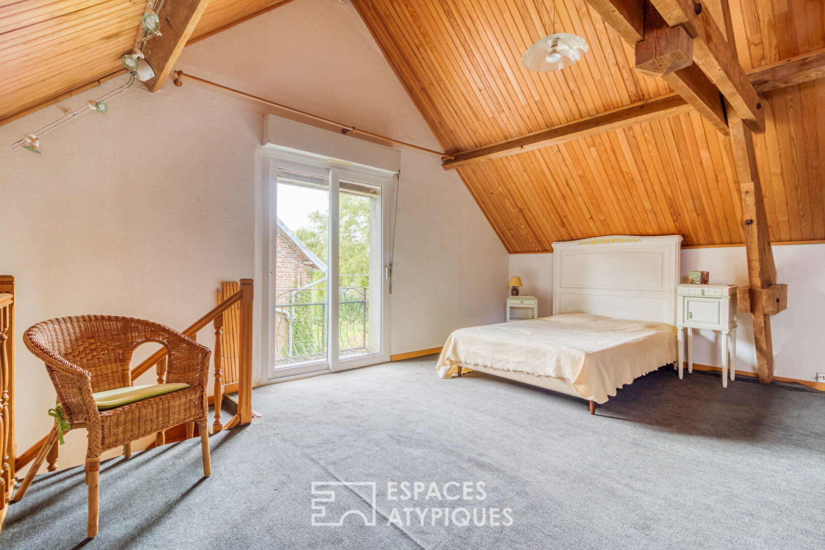 Authentic farmhouse with large outbuildings in the Picardy countryside near the Paris-Lille axis