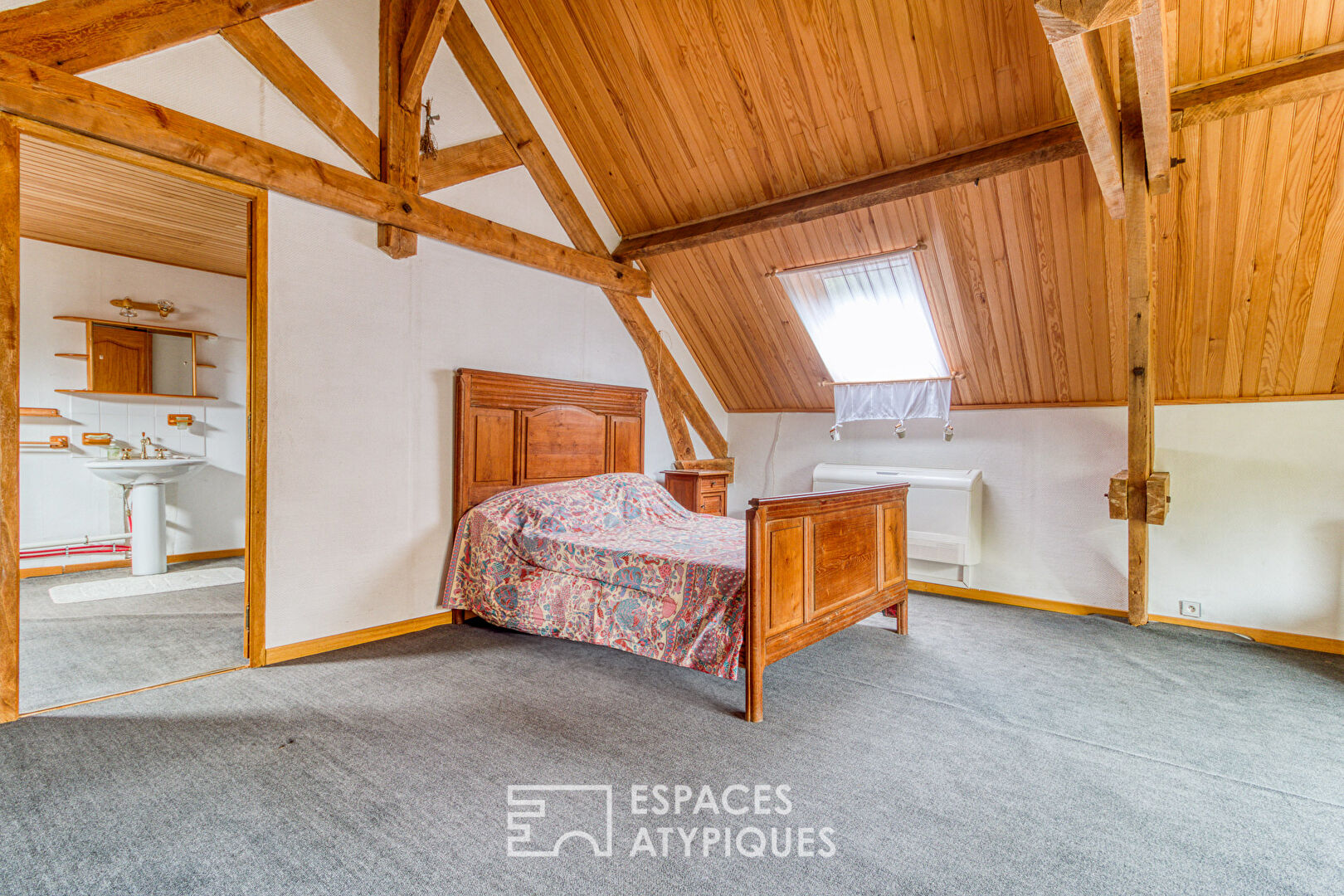 Authentic farmhouse with large outbuildings in the Picardy countryside near the Paris-Lille axis