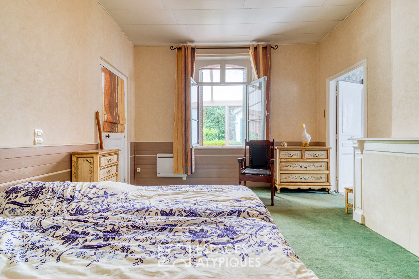Authentic farmhouse with large outbuildings in the Picardy countryside near the Paris-Lille axis