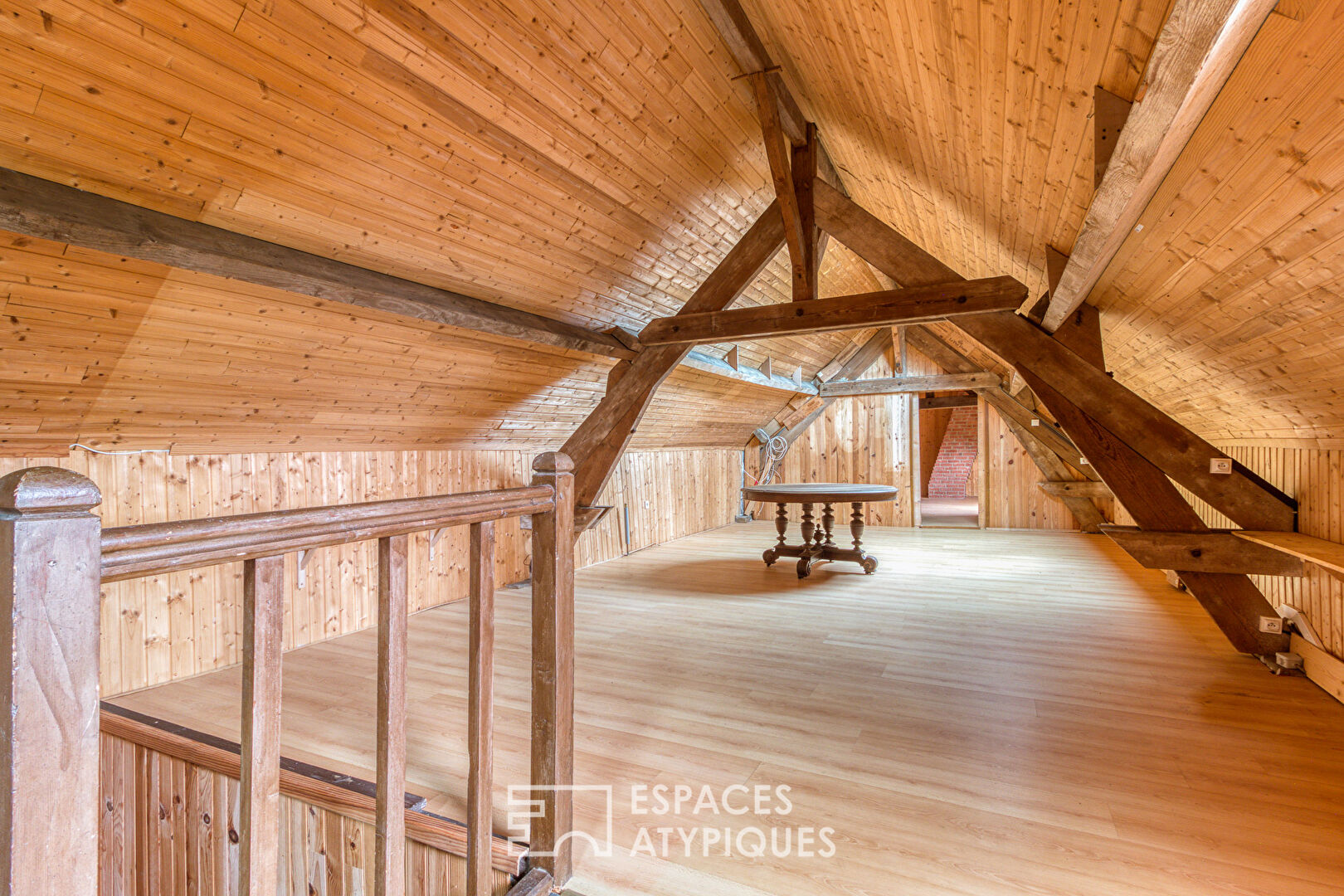Authentic farmhouse with large outbuildings in the Picardy countryside near the Paris-Lille axis