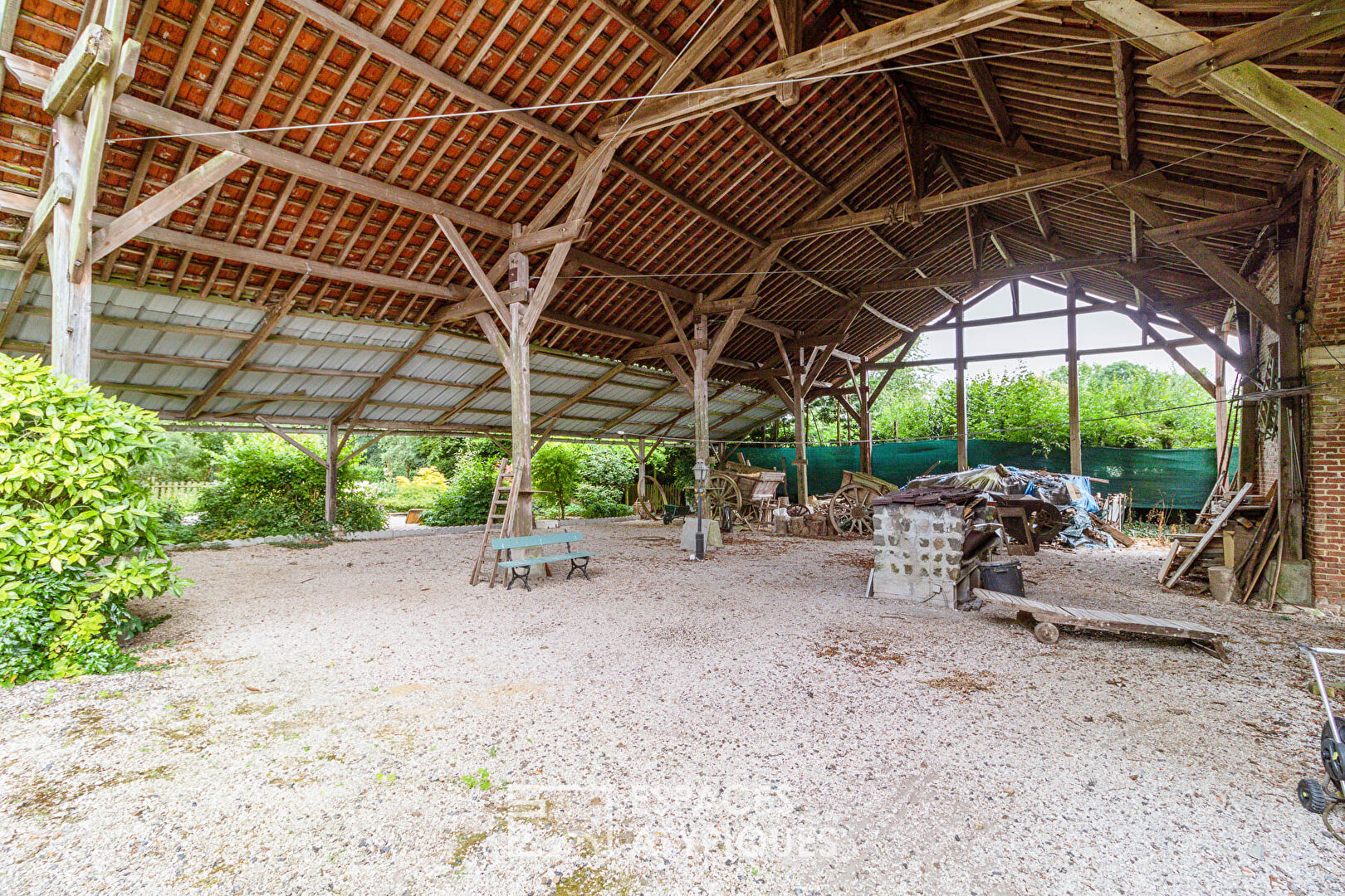 Authentic farmhouse with large outbuildings in the Picardy countryside near the Paris-Lille axis