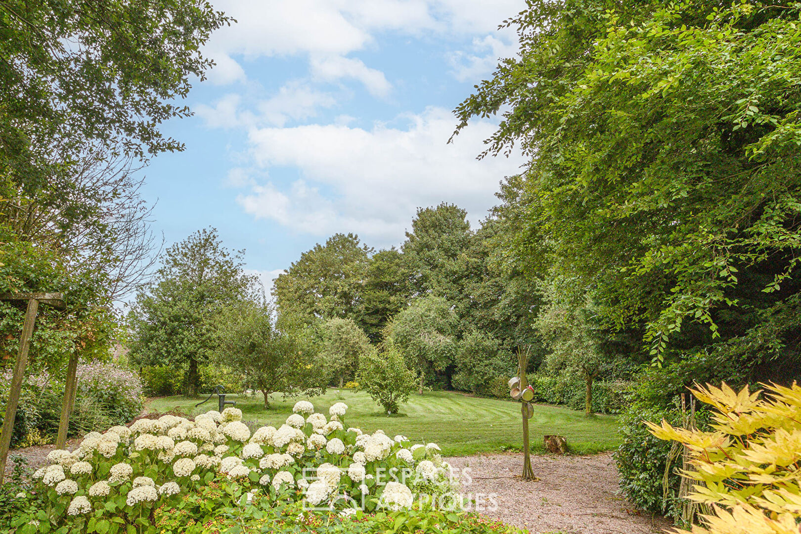 Authentic farmhouse with large outbuildings in the Picardy countryside near the Paris-Lille axis