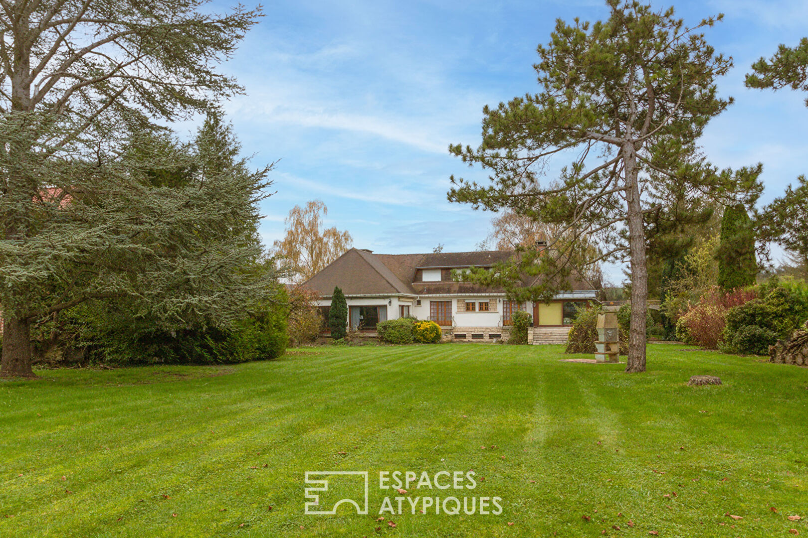 Belle demeure et son terrain de 4550 m² dans le village de Conty