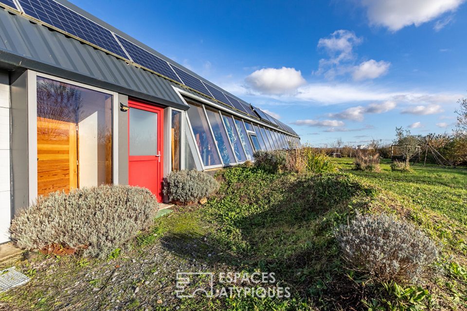 Maison bioclimatique à ossature bois de type Earthship Biotecture (Reynolds)