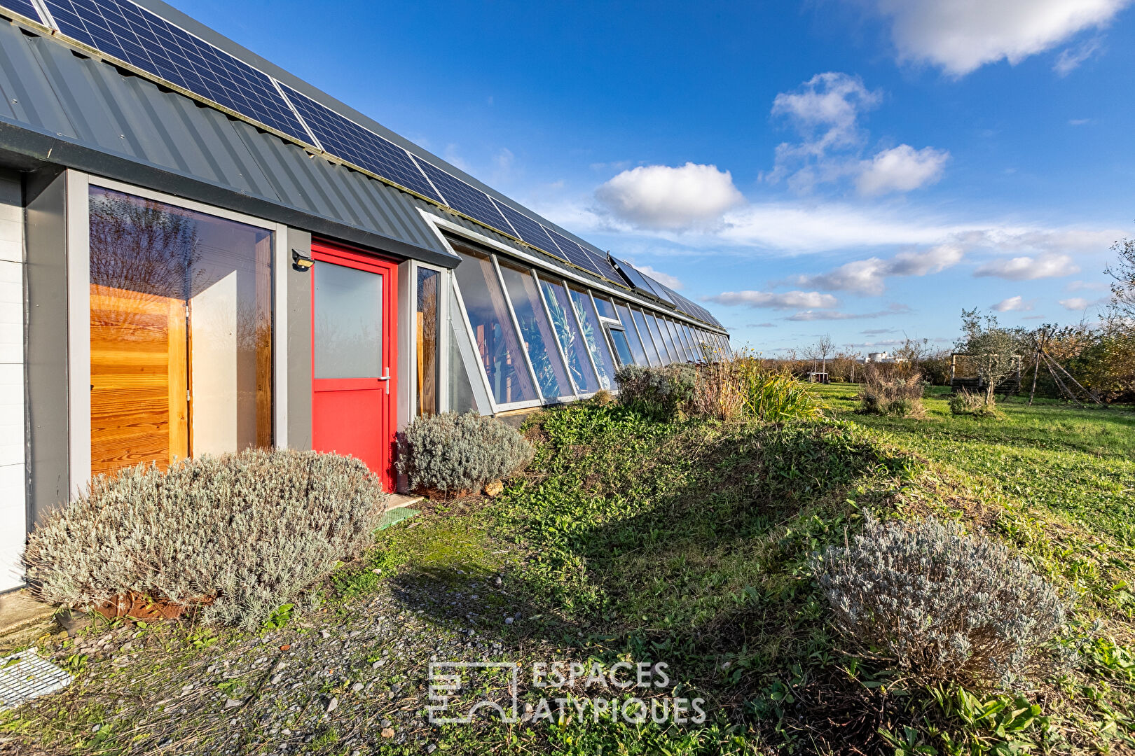 Earthship Biotecture (Reynolds) type wood-framed bioclimatic house