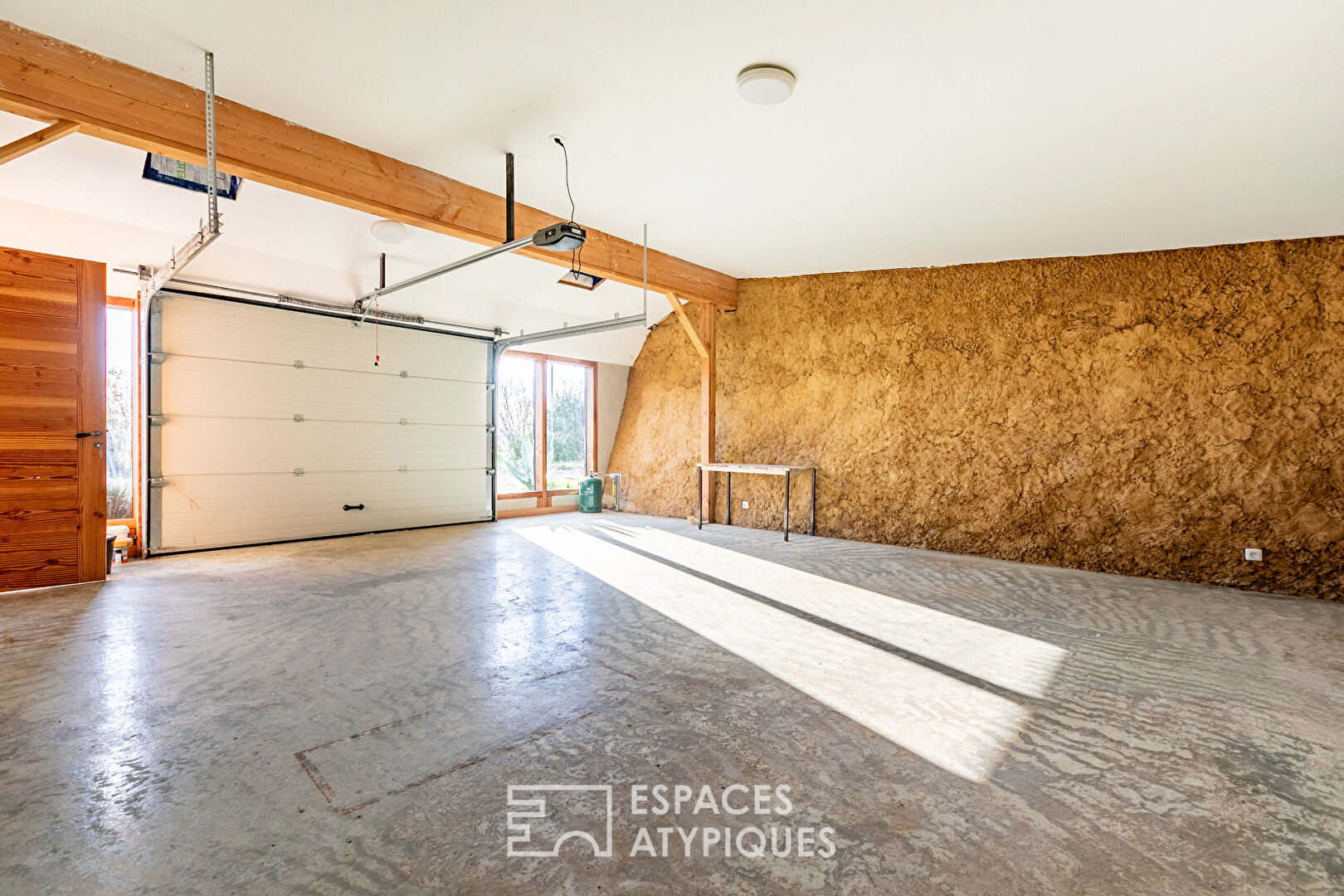 Earthship Biotecture (Reynolds) type wood-framed bioclimatic house
