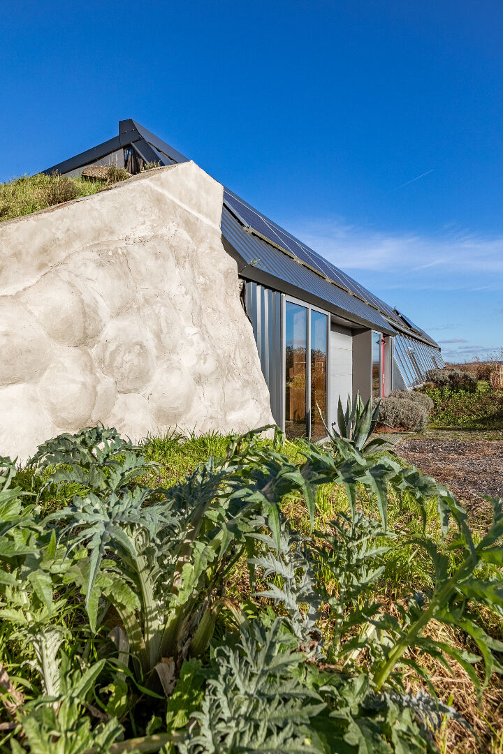 Earthship Biotecture (Reynolds) type wood-framed bioclimatic house