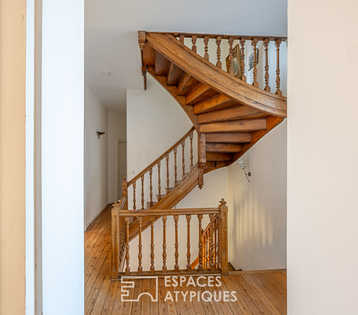 Bourgeois house with preserved charm and garden in the heart of town