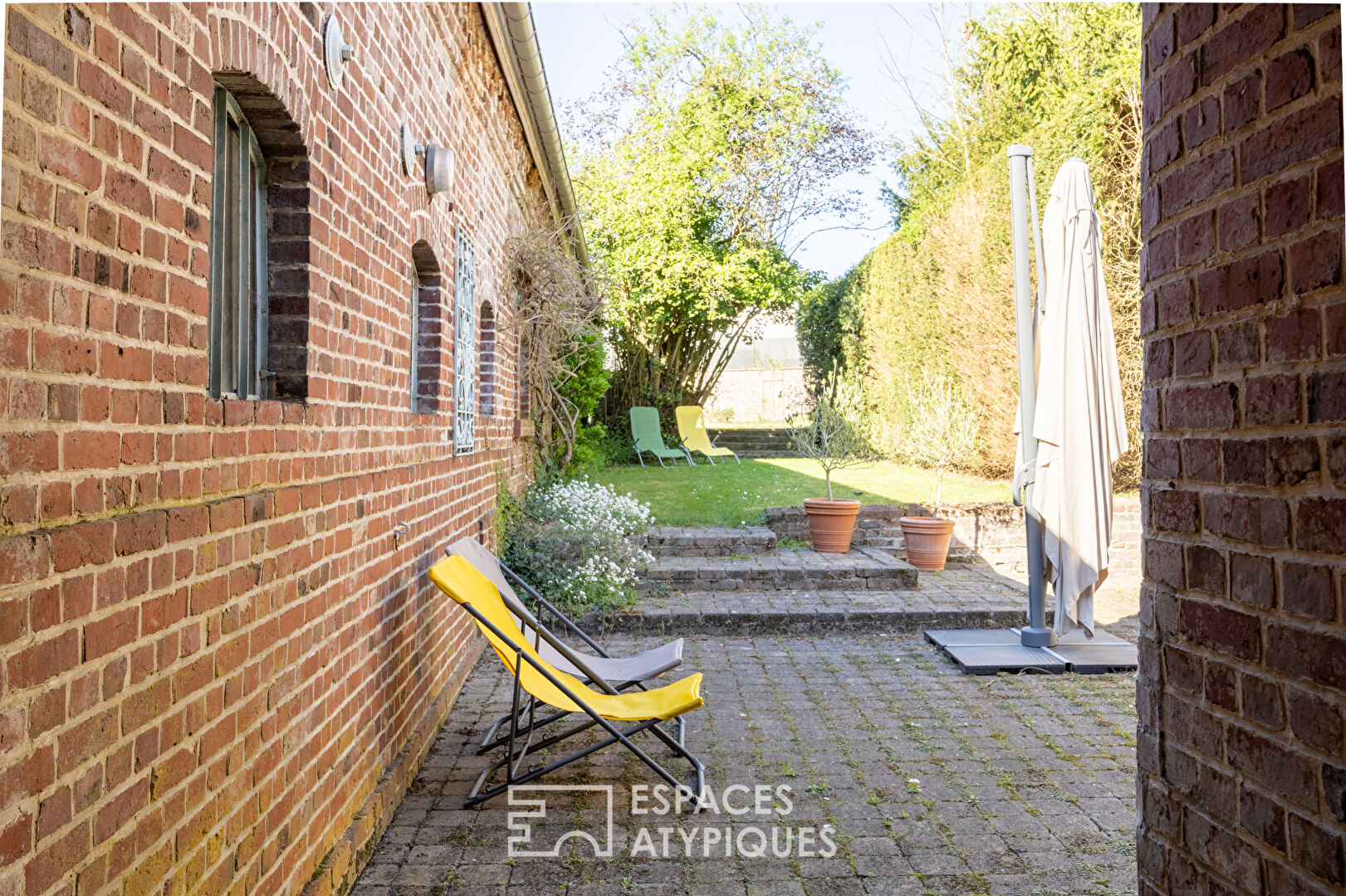 Bourgeois house with preserved charm and garden in the heart of town