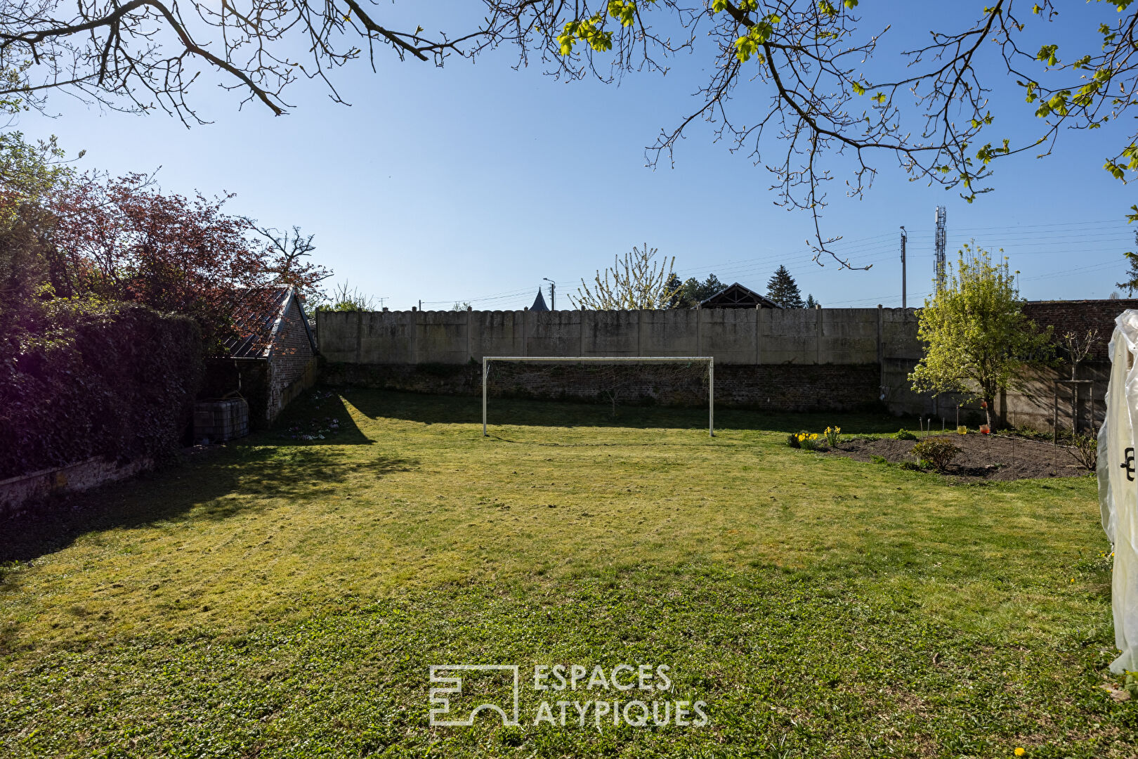 Bourgeois house with preserved charm and garden in the heart of town