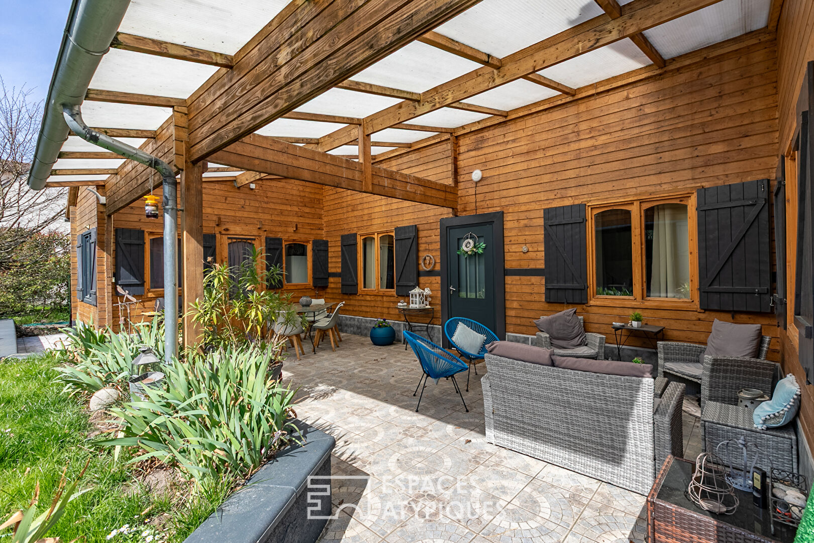 Contemporary characterful timber-framed house near Compiègne