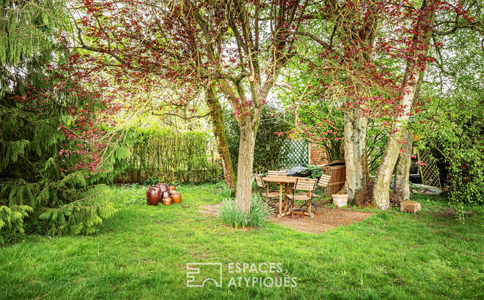 Farmhouse with outbuildings and wooded garden near Amiens