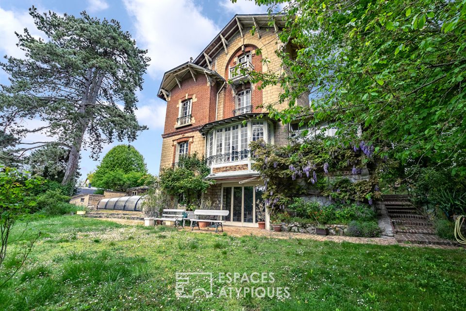 Villa avec vue, piscine et parc arboré, dépendances et maison de gardien