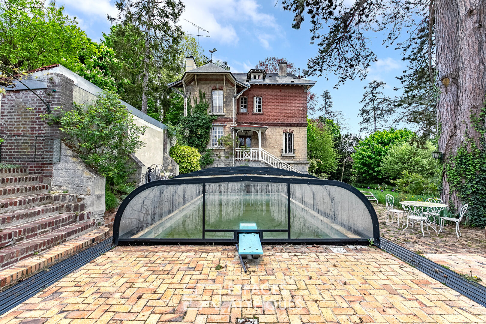 Villa avec vue, piscine et parc arboré, dépendances et maison de gardien à Coye la forêt