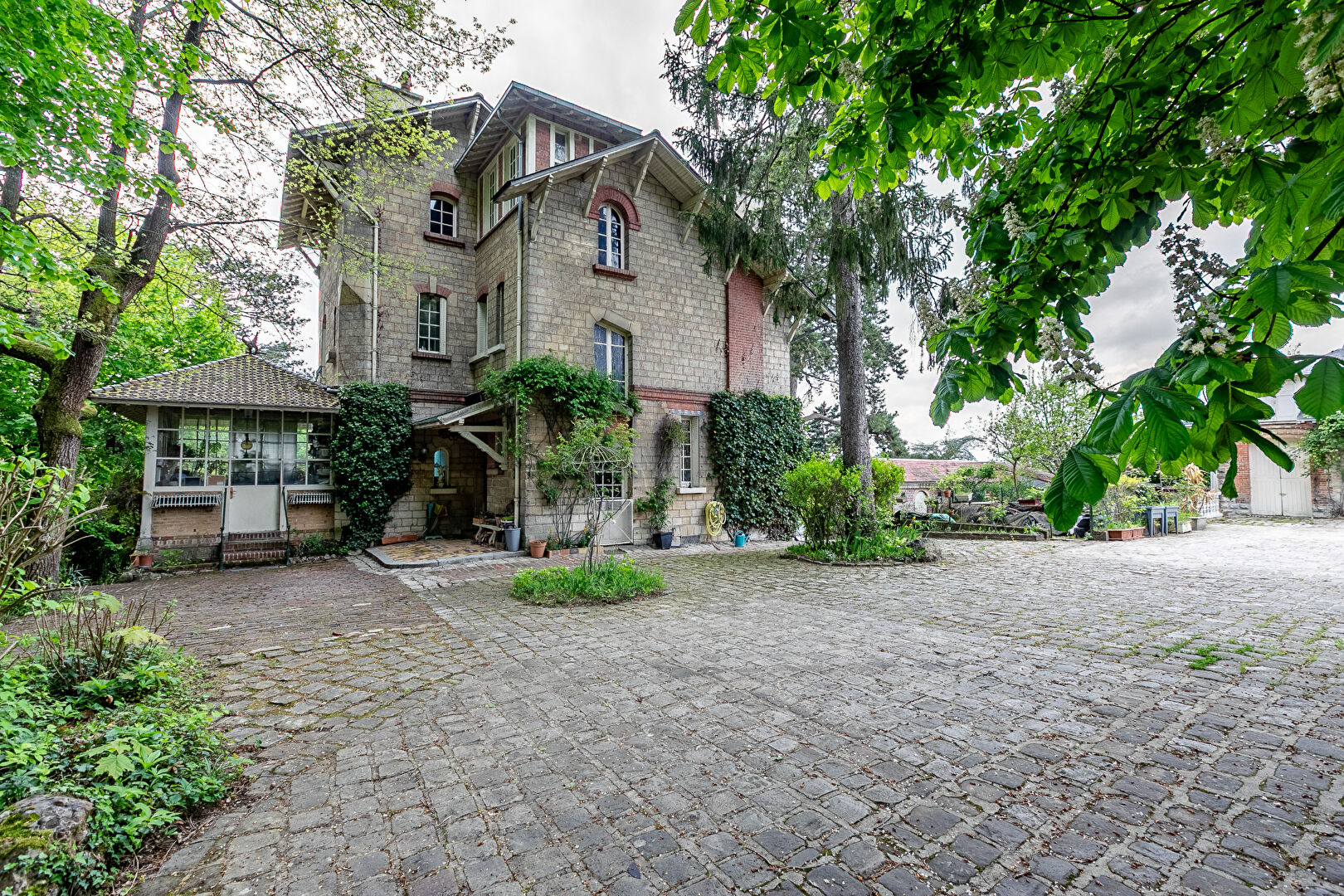 Villa avec vue, piscine et parc arboré, dépendances et maison de gardien à Coye la forêt