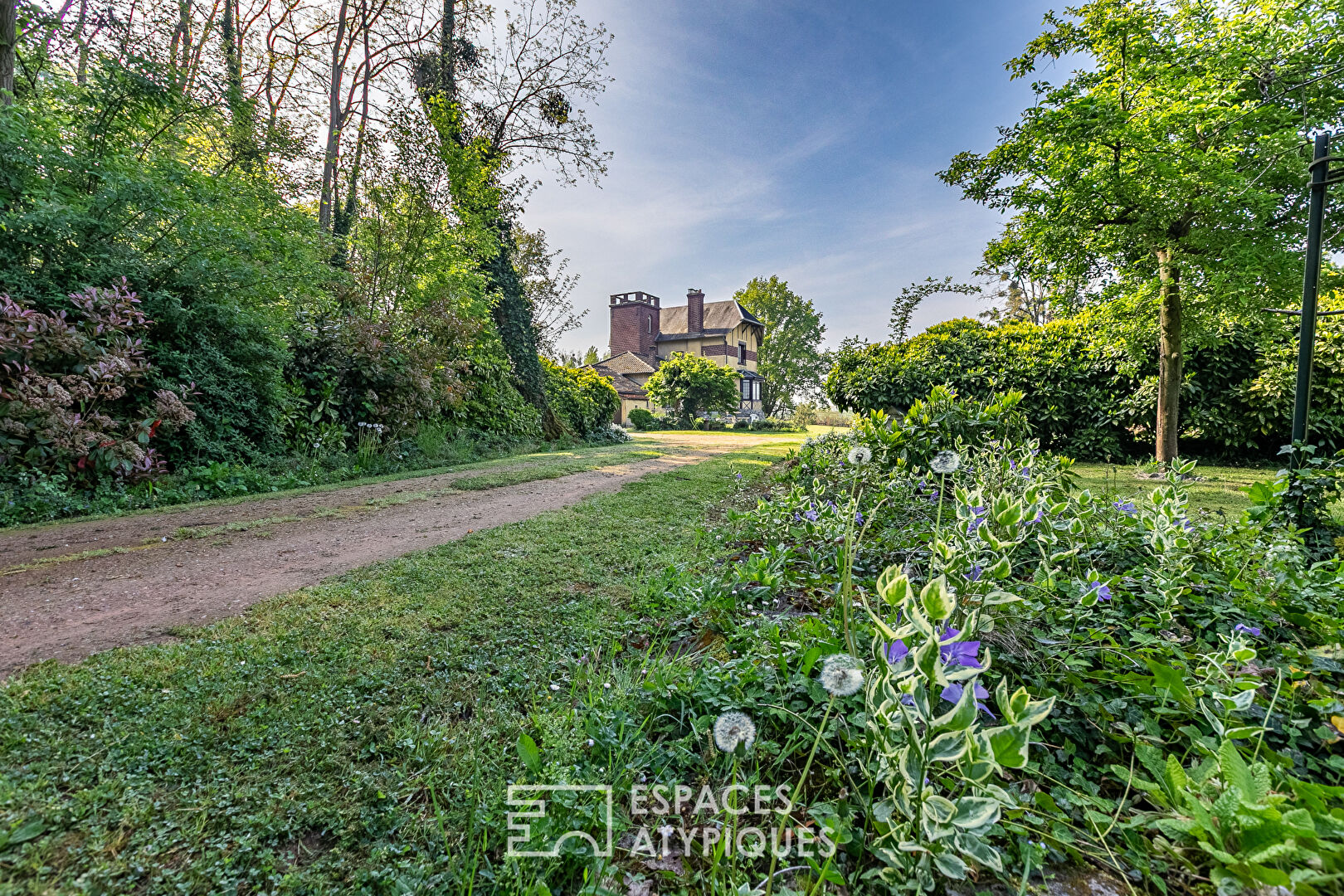 Mansion with garden, orchard and woods near Noyon