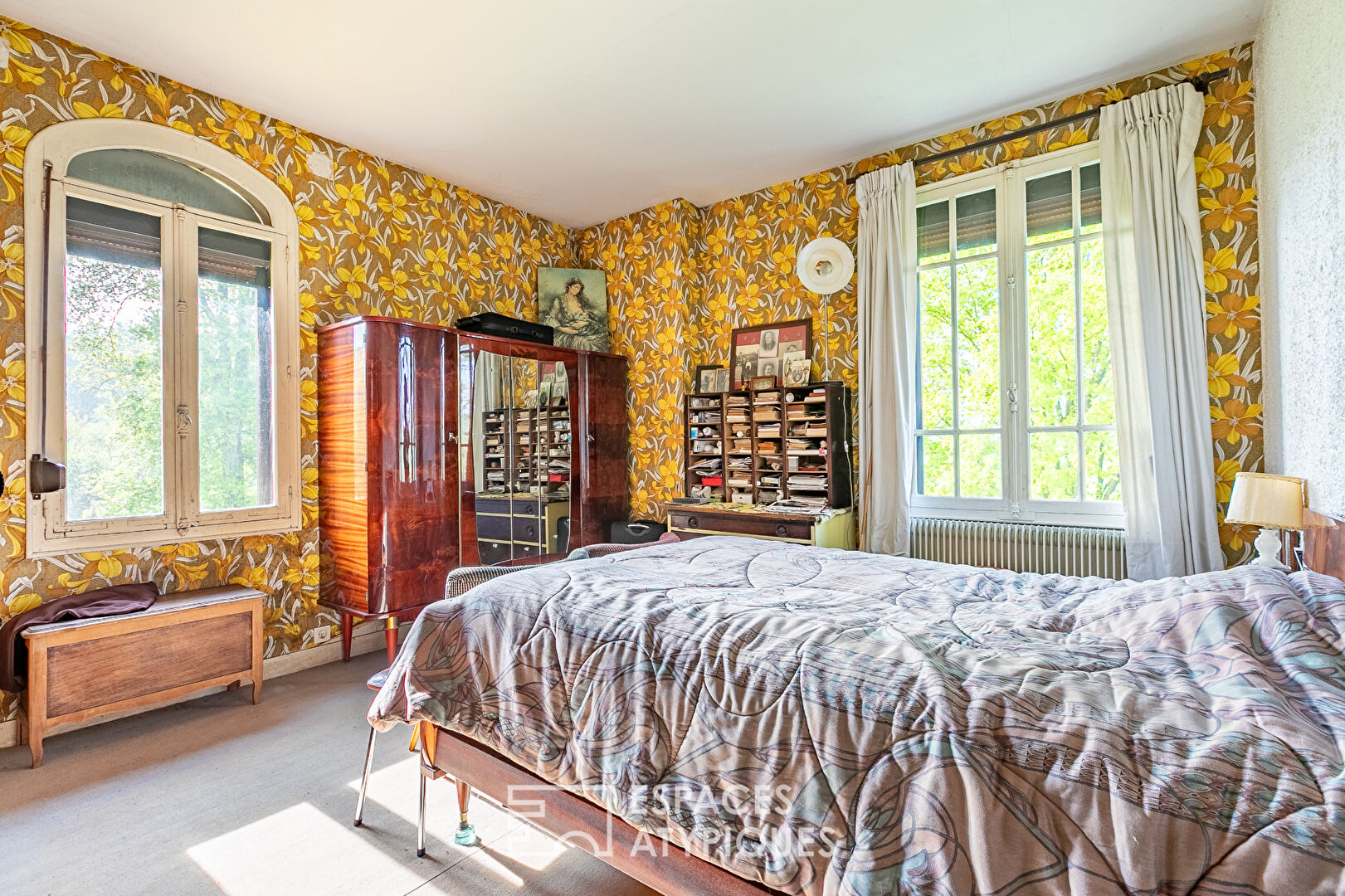 Mansion with garden, orchard and woods near Noyon