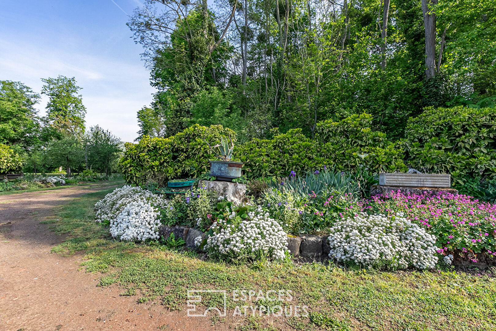 Mansion with garden, orchard and woods near Noyon