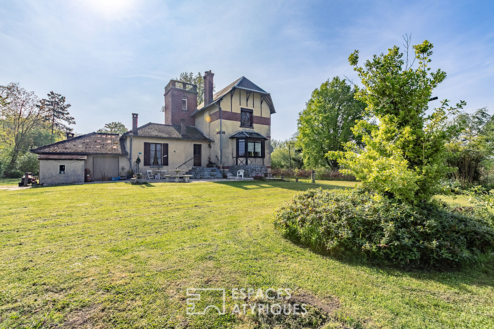 Mansion with garden, orchard and woods near Noyon