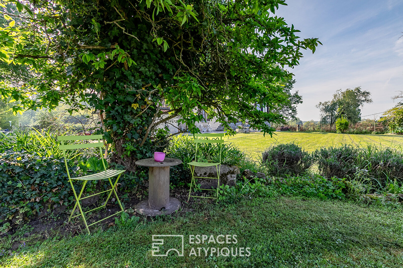 Mansion with garden, orchard and woods near Noyon