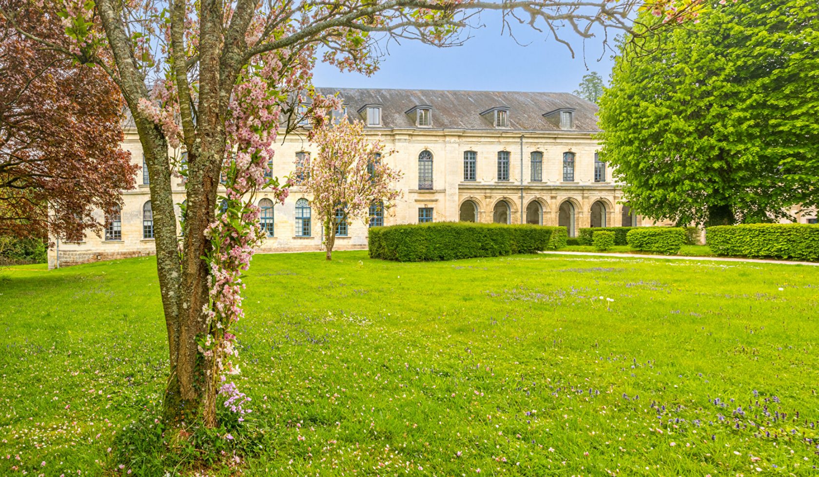 Contemporary duplex in the heart of a centuries-old abbey near Picquigny