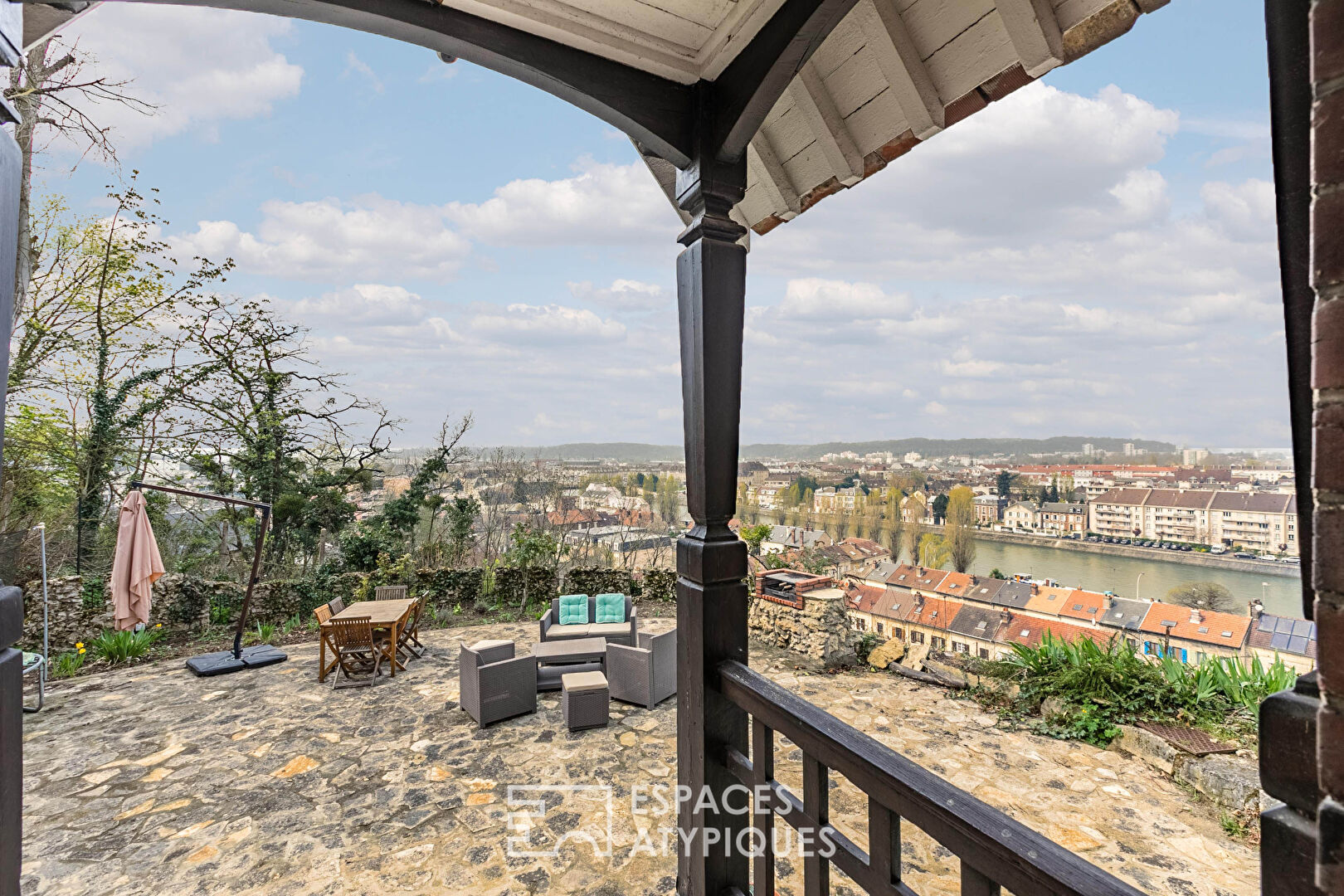 Renovated mansion with breathtaking views of the Oise Valley