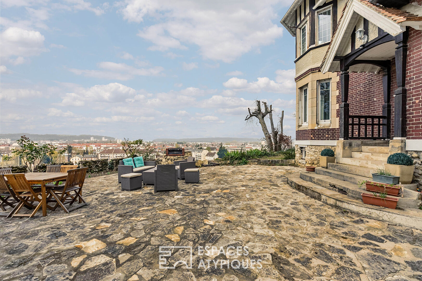 Renovated mansion with breathtaking views of the Oise Valley