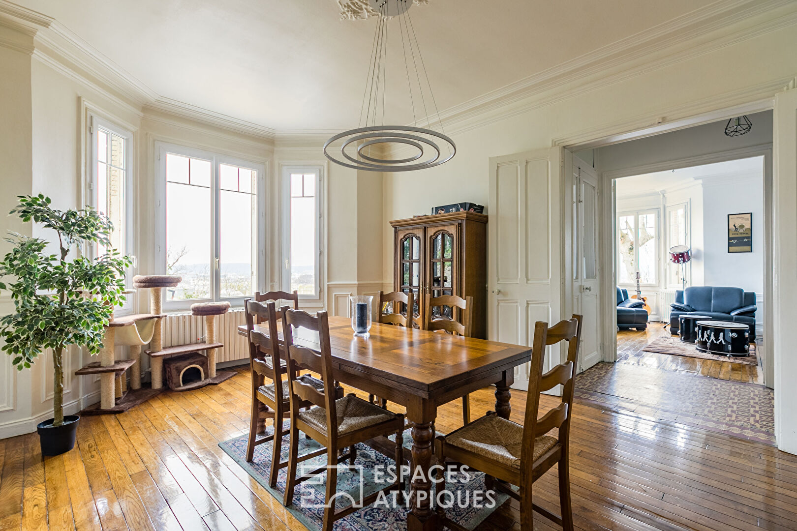 Renovated mansion with breathtaking views of the Oise Valley