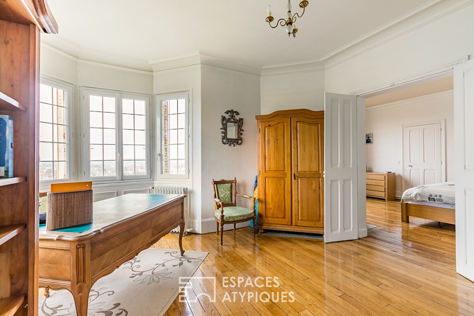 Renovated mansion with breathtaking views of the Oise Valley