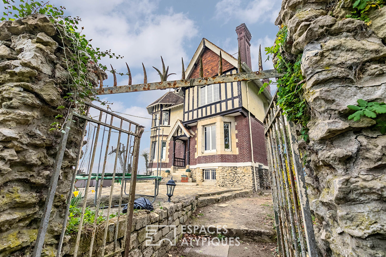 Renovated mansion with breathtaking views of the Oise Valley