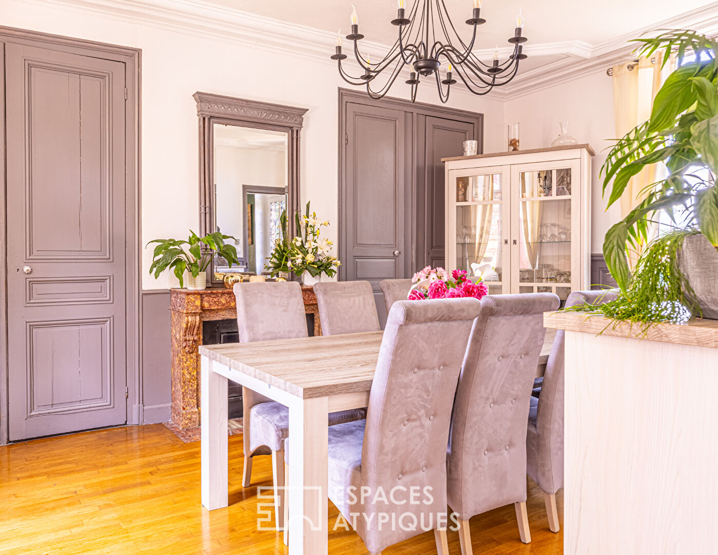 Bourgeois house with gîte, heart of town, close to Amiens