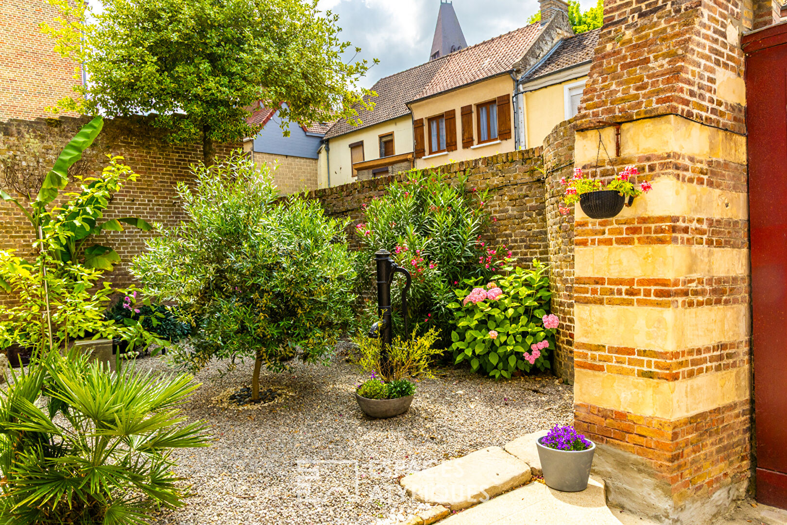 Bourgeois house with gîte, heart of town, close to Amiens