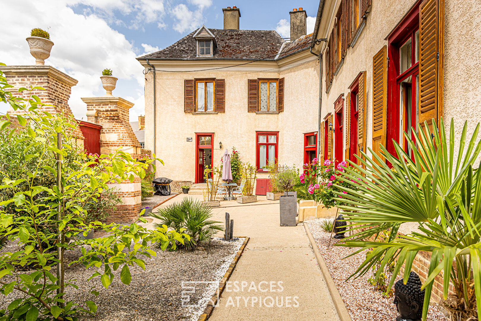 Bourgeois house with gîte, heart of town, close to Amiens