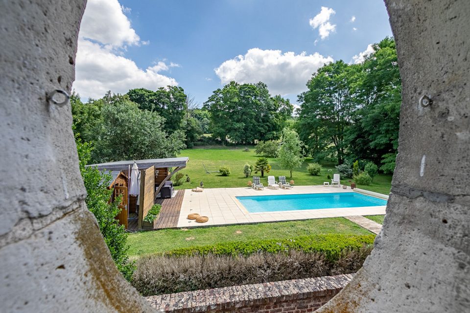 Elegante demeure de campagne en briques, pierres et ardoises avec parc, piscine et dépendance