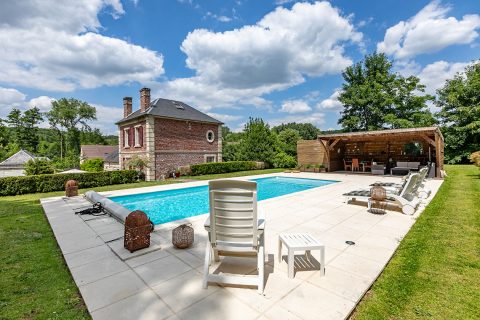 Elegante demeure de campagne en briques, pierres et ardoises avec parc, piscine et dépendance