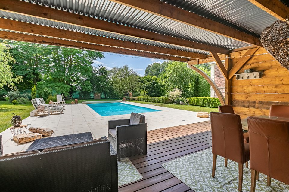 Elegante demeure de campagne en briques, pierres et ardoises avec parc, piscine et dépendance