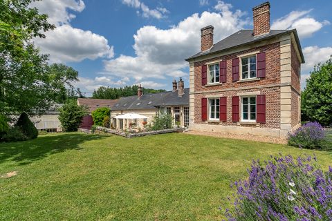 Elegante demeure de campagne en briques, pierres et ardoises avec parc, piscine et dépendance