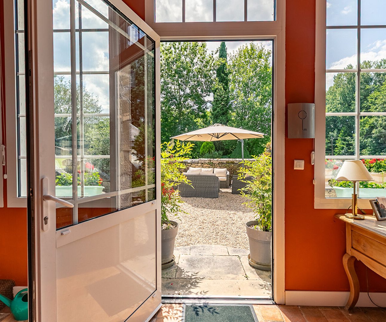 Elegante demeure de campagne en briques, pierres et ardoises avec parc, piscine et dépendance