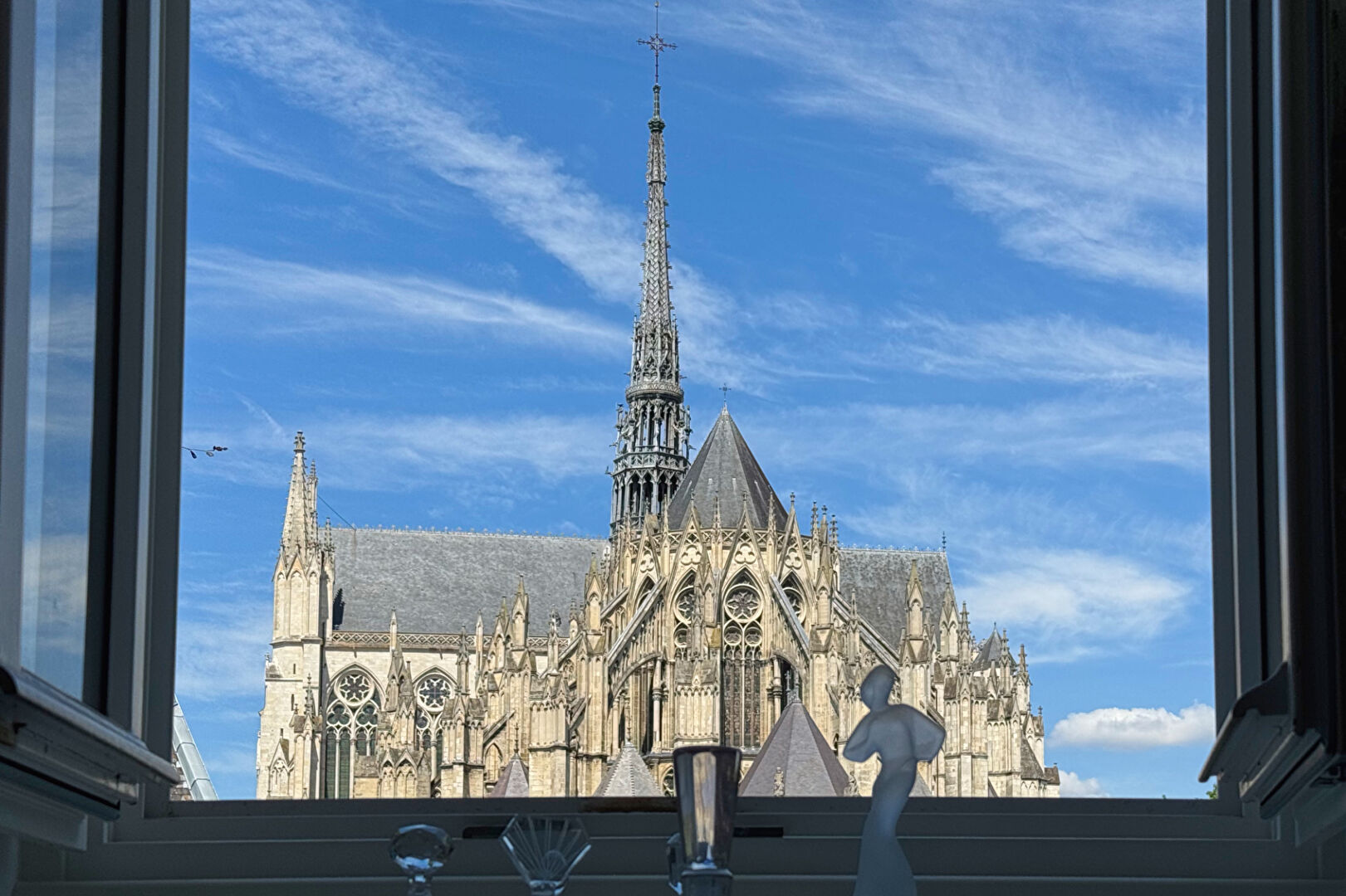 Apartment with view of the Cathedral in the historic center of Amiens