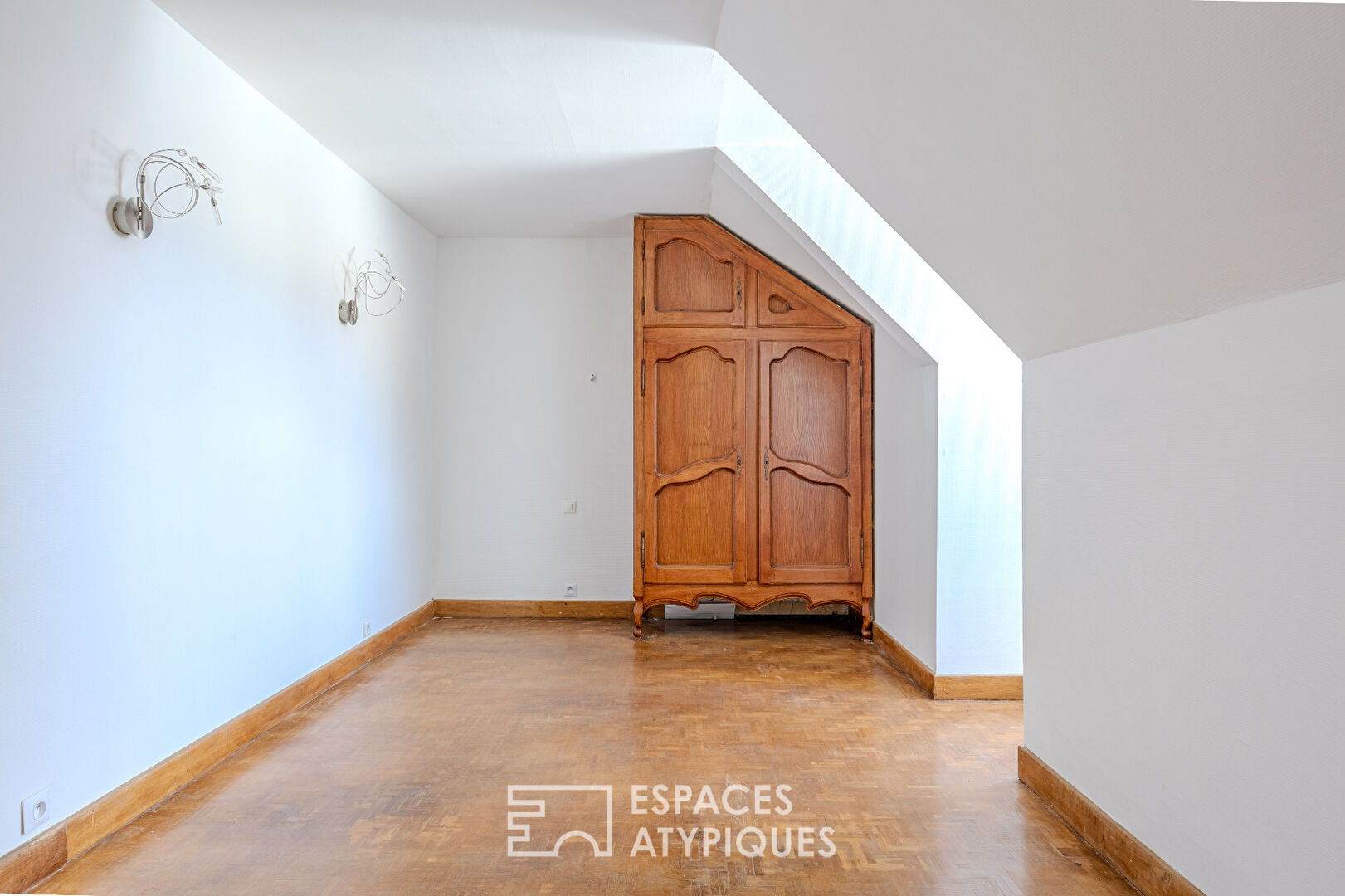 Large family home with independent gite and private pond