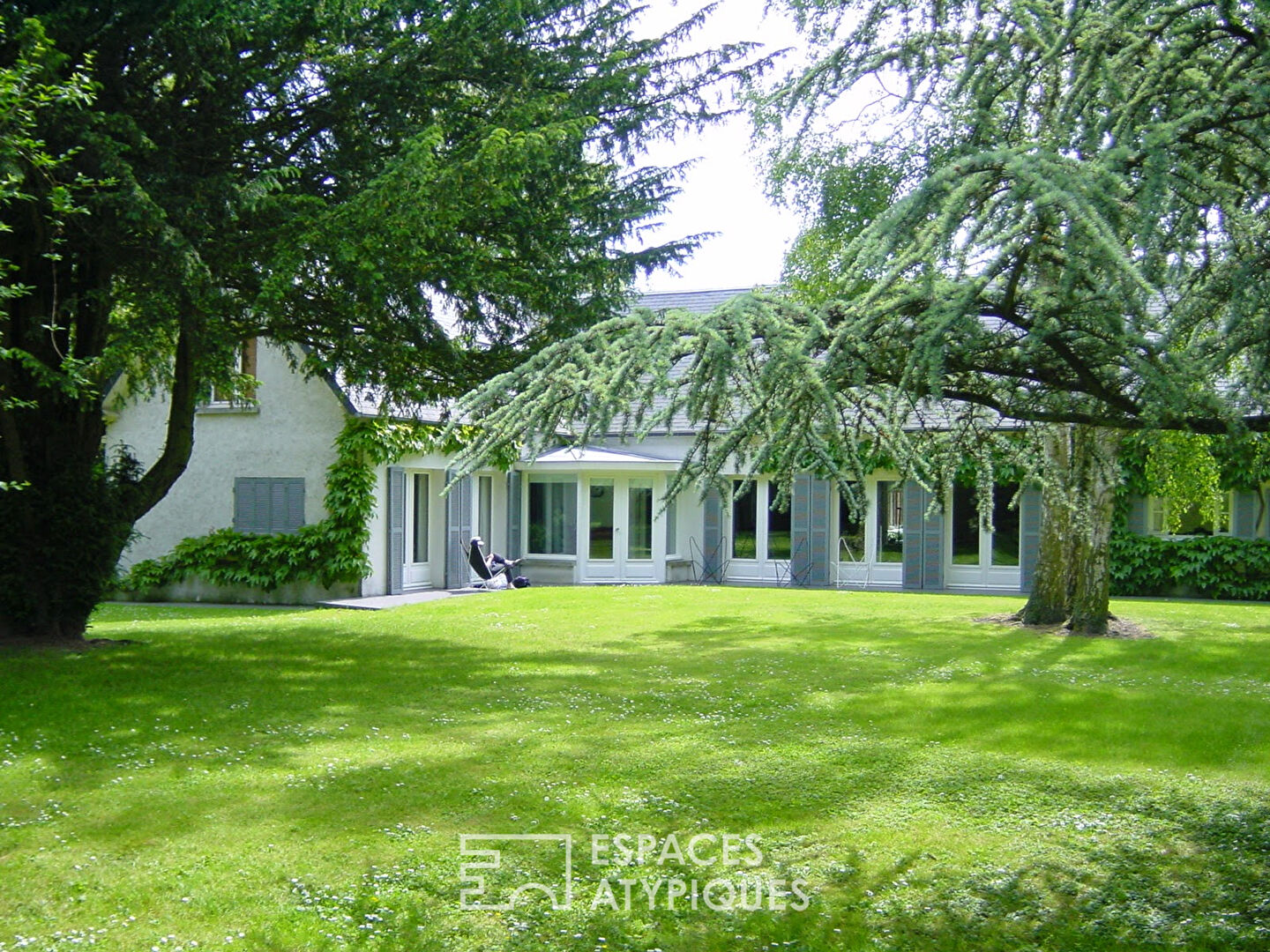 Beautiful character property in the heart of Santerre