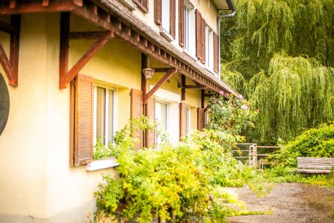 Belle maison de famille bordée par la rivière avec son étang privé aux alentours de Breteuil