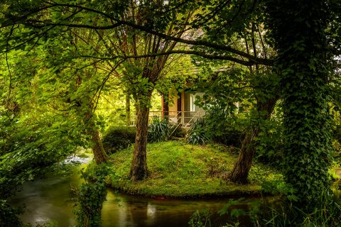 Belle maison de famille bordée par la rivière avec son étang privé aux alentours de Breteuil