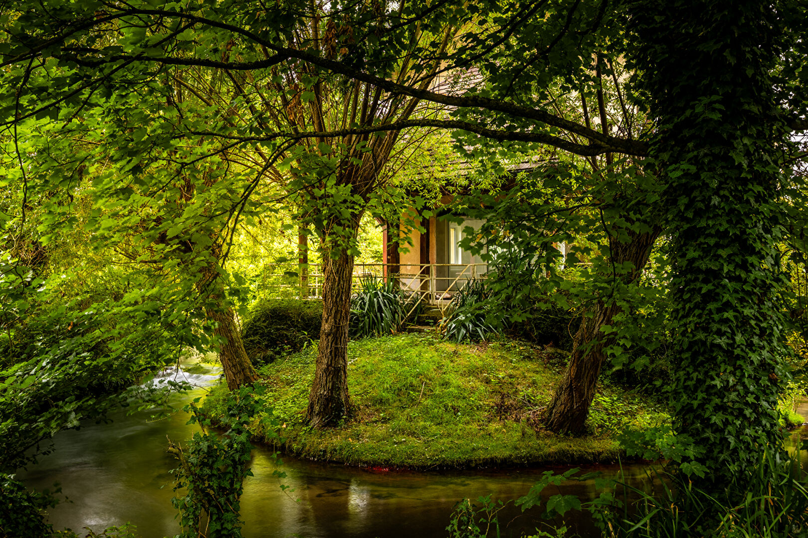 Belle maison de famille bordée par la rivière avec son étang privé aux alentours de Breteuil