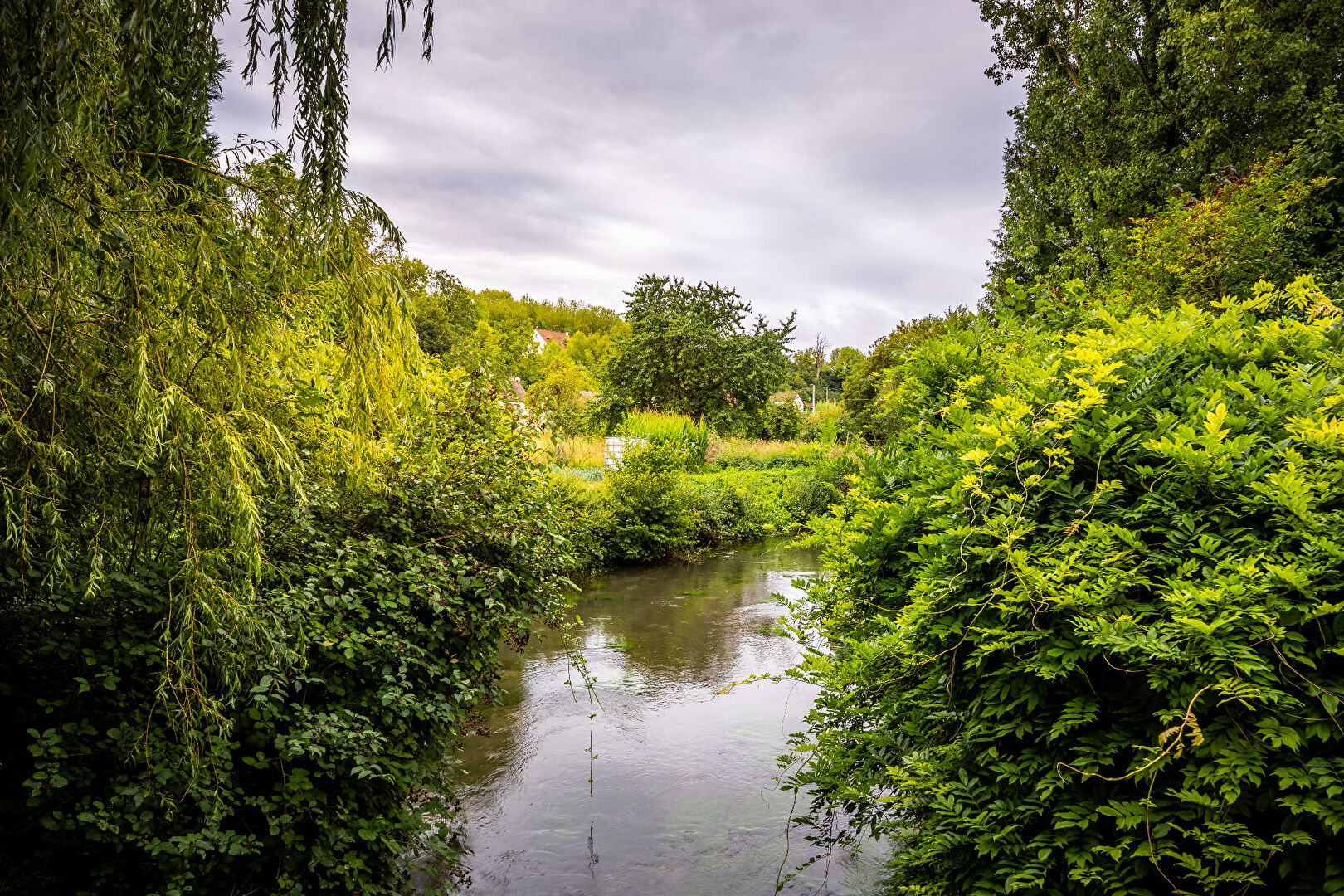 Belle maison de famille bordée par la rivière avec son étang privé aux alentours de Breteuil
