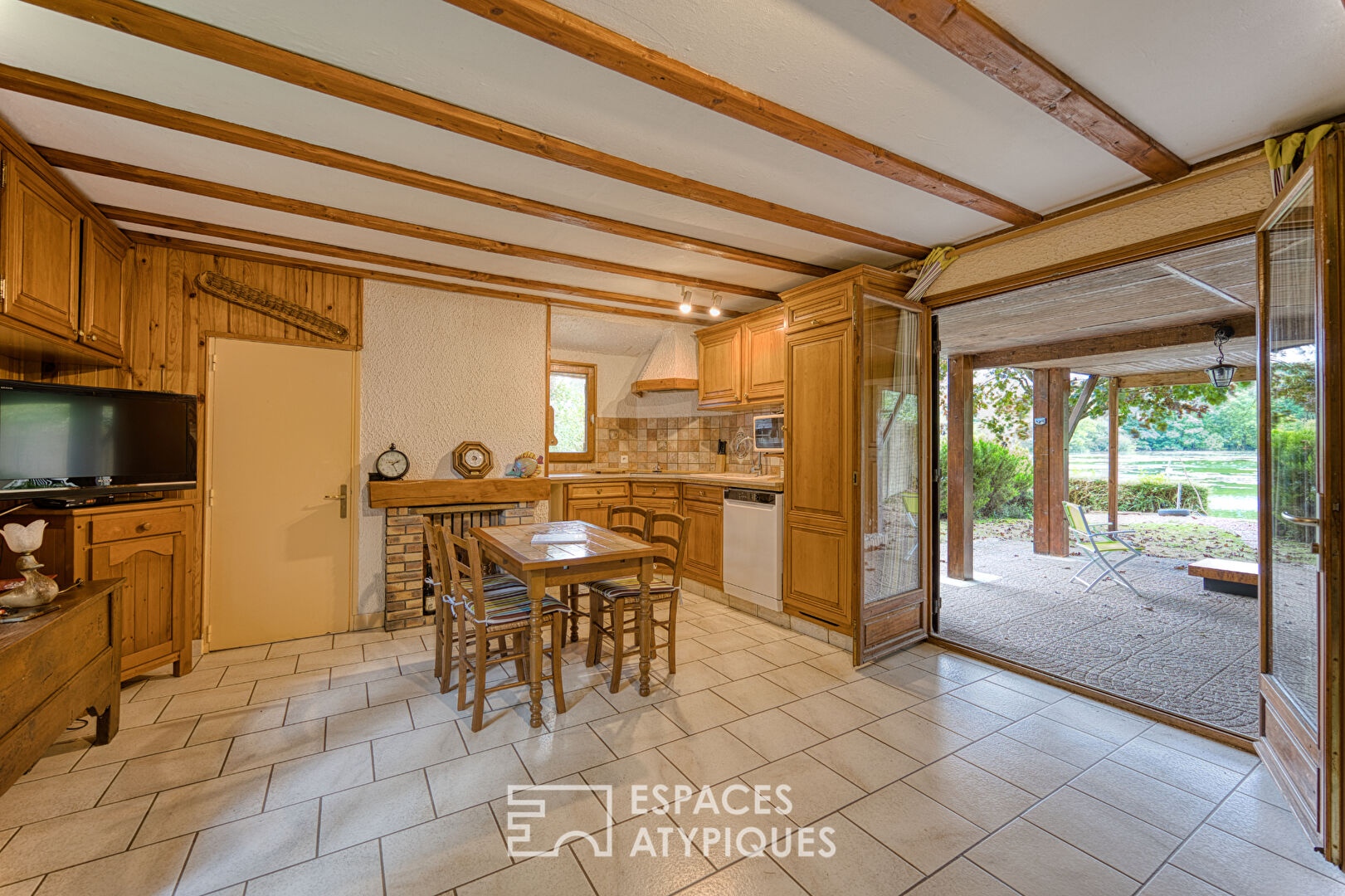 Ensemble de deux chalets sur étang  aux alentours de Roye
