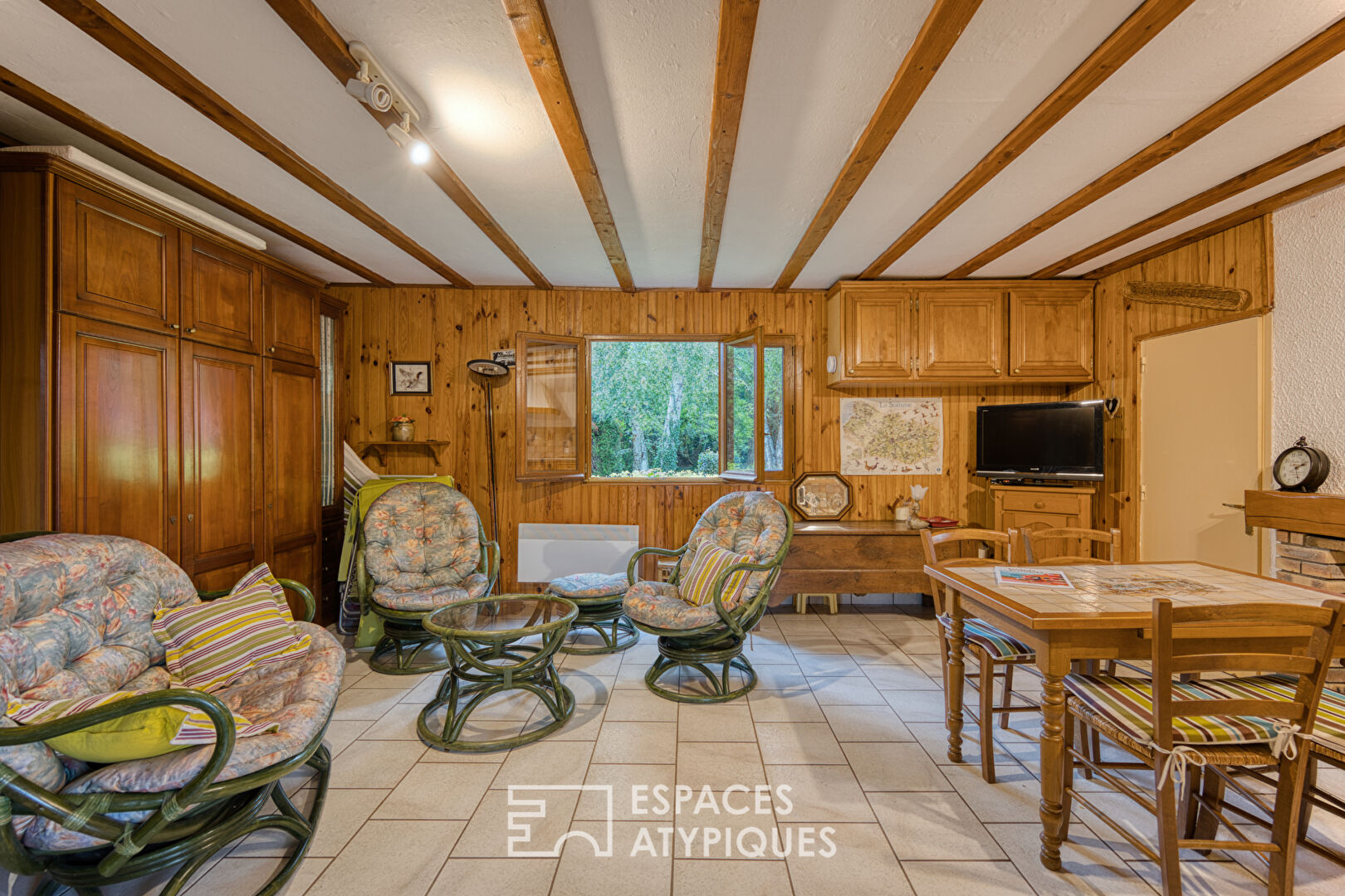 Ensemble de deux chalets sur étang  aux alentours de Roye