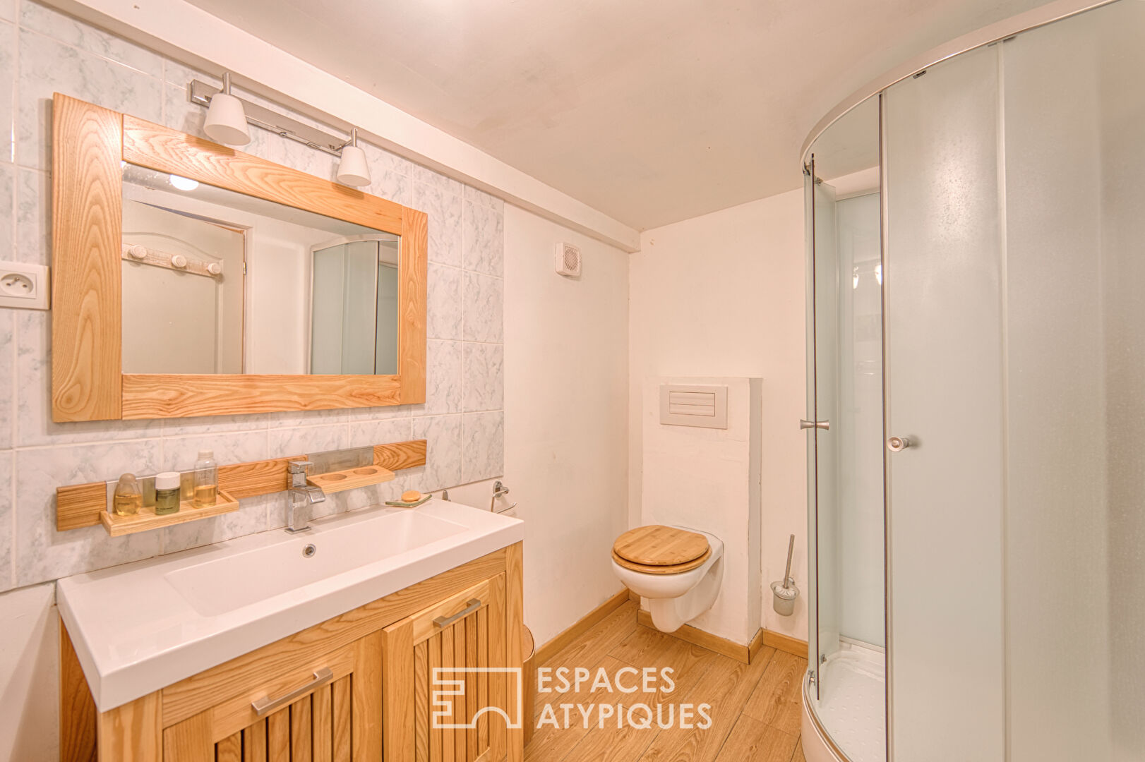 Ensemble de deux chalets sur étang  aux alentours de Roye