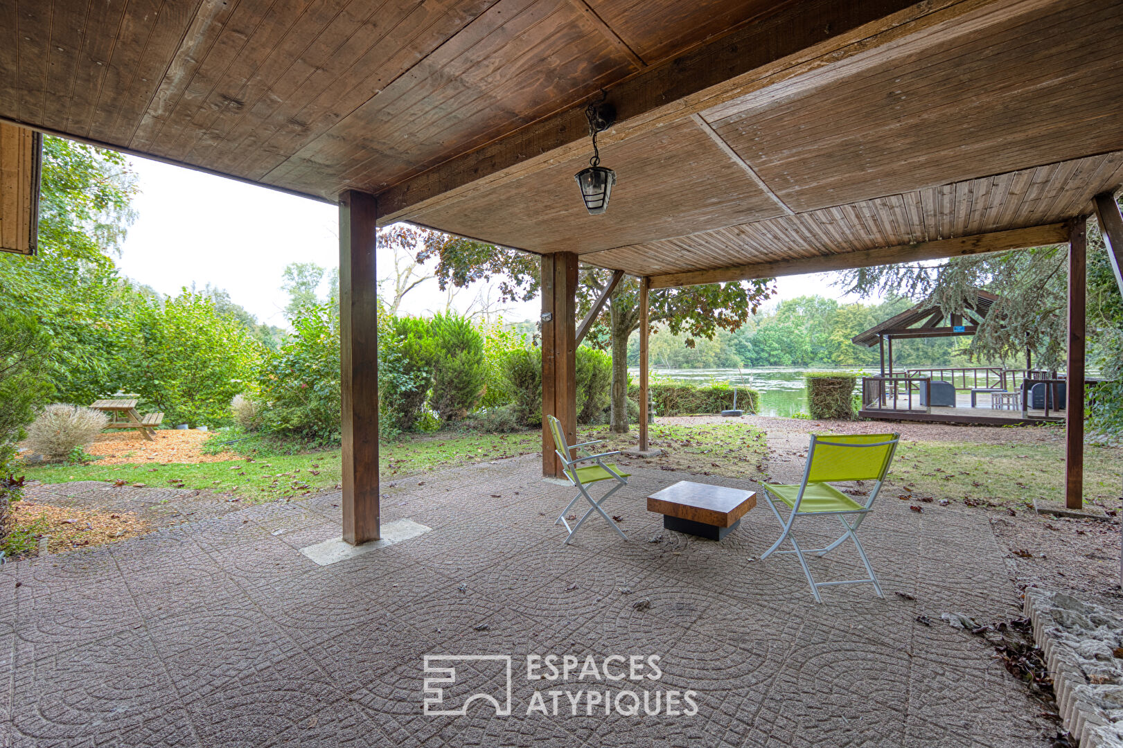 Ensemble de deux chalets sur étang  aux alentours de Roye