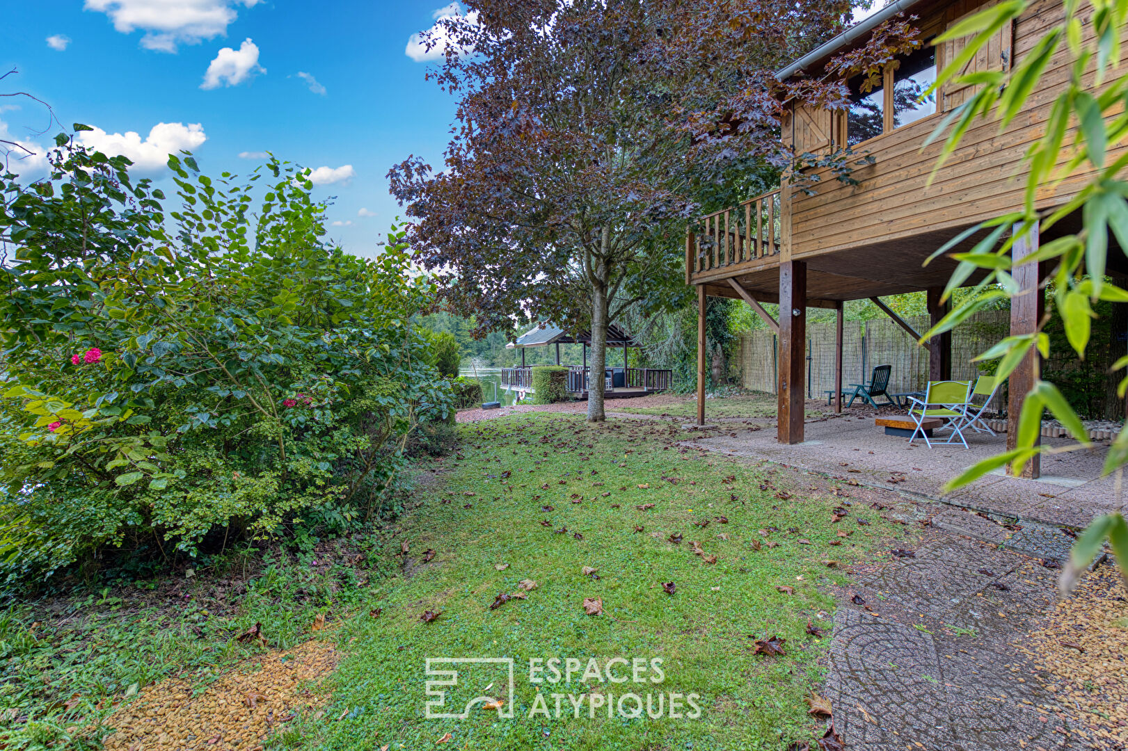 Ensemble de deux chalets sur étang  aux alentours de Roye